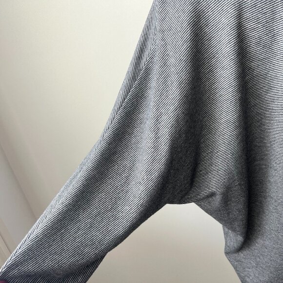 🪷Tahari V-Neck Batwing 3/4 Sleeve Tee - Size M black and cream🪷 - Picture 3 of 12